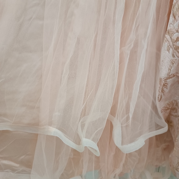 Heavy wedding dress - Picture 7 of 9